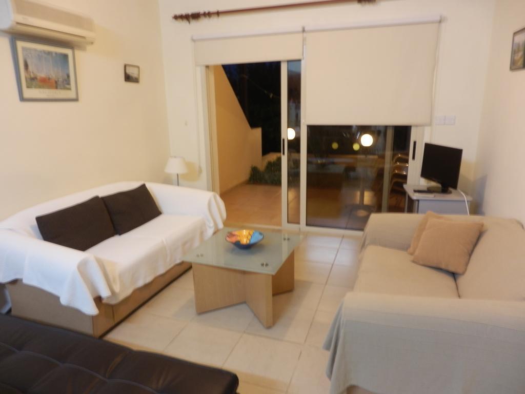 Byreva Apartments Paphos Room photo